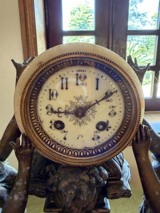 Peca decorativa com relogio