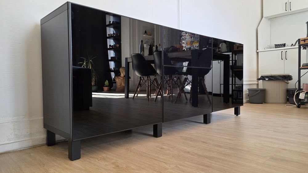 IKEA Aparador preto com portas e tampo de vidro