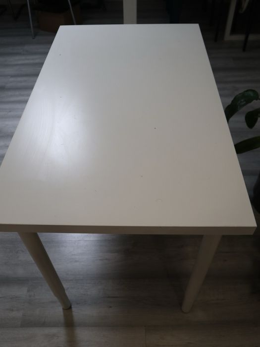 Mesa branca em ótimo estado. Altura ajustável