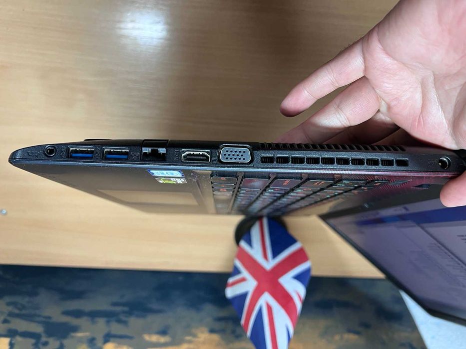 Asus X550V 15.6"TN FHD i7-7700HQ 16/256Gb GTX 950M 4Gb