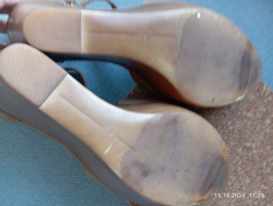 Bezowe koturny Stradivarius