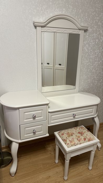 Продам трюмо, трильяж у спальню