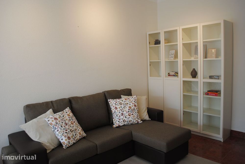 Apartamento T2 com terraço em Linda-a-Velha