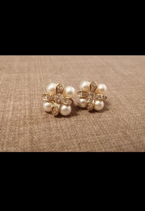 Brincos dourados com pérolas