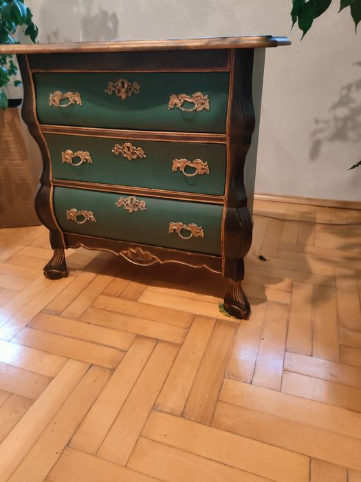 Komoda ręcznie malowana zielona.