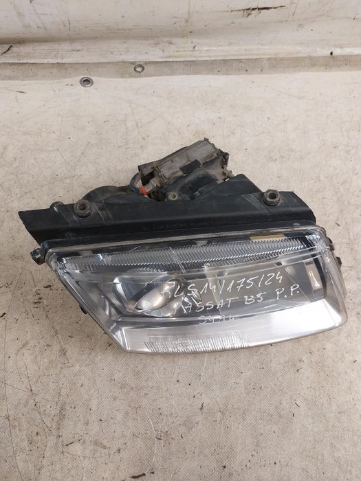 Lampa Prawa Przednia Reflektor Prawy Przedni Xenon  Vw Passat B5