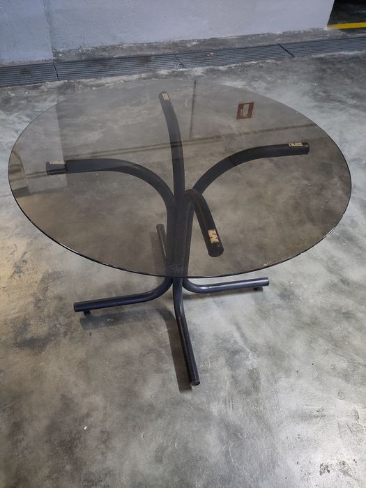 Mesa com tampo de vidro