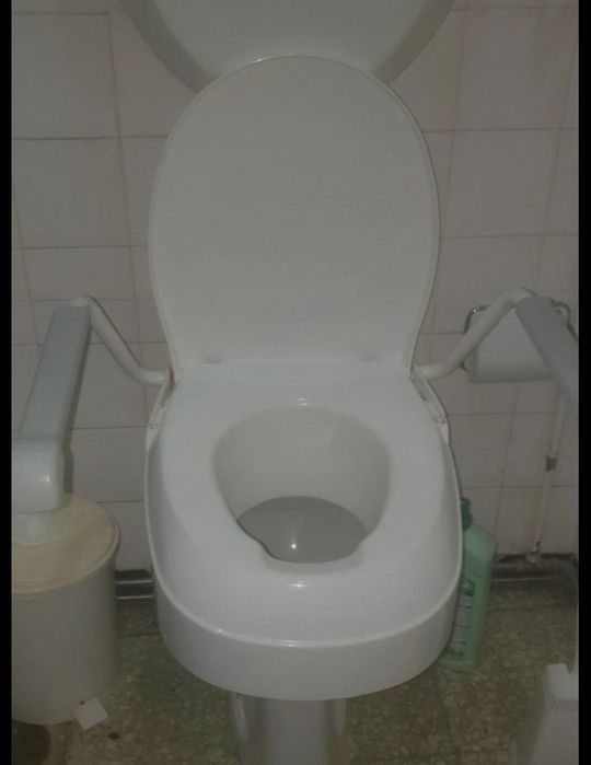 Elevador de sanita com tampo e apoios