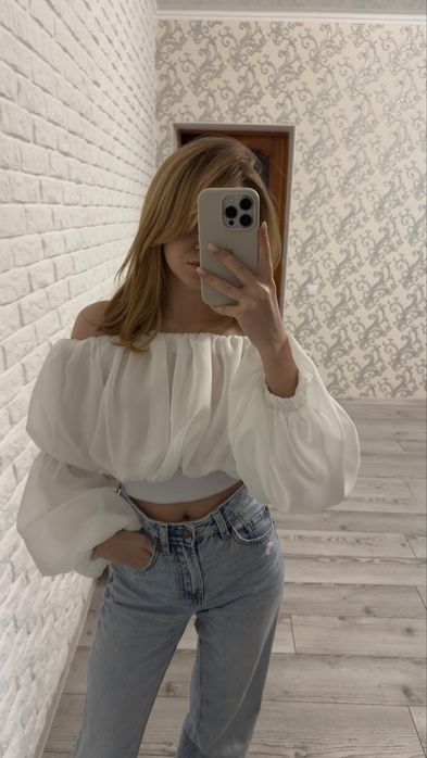 Білий топ з відкритими плечима — стильний, легкий і дуже жіночний.