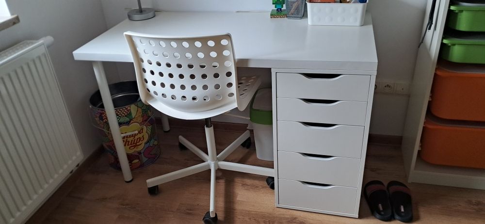 Białe biurko Ikea