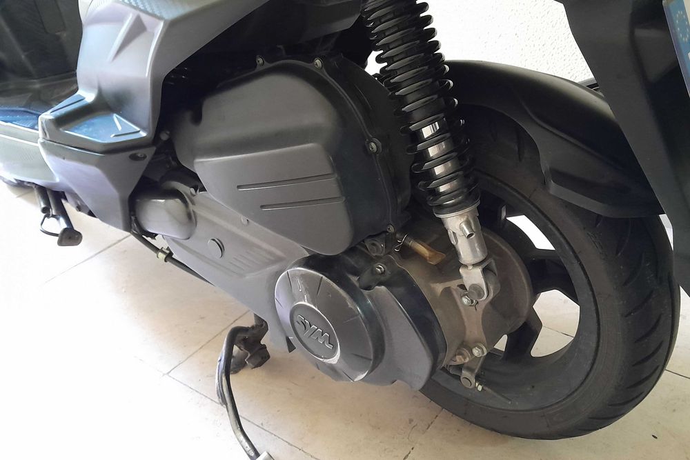 Vendo Scooter SYM 125cc e Roupas.