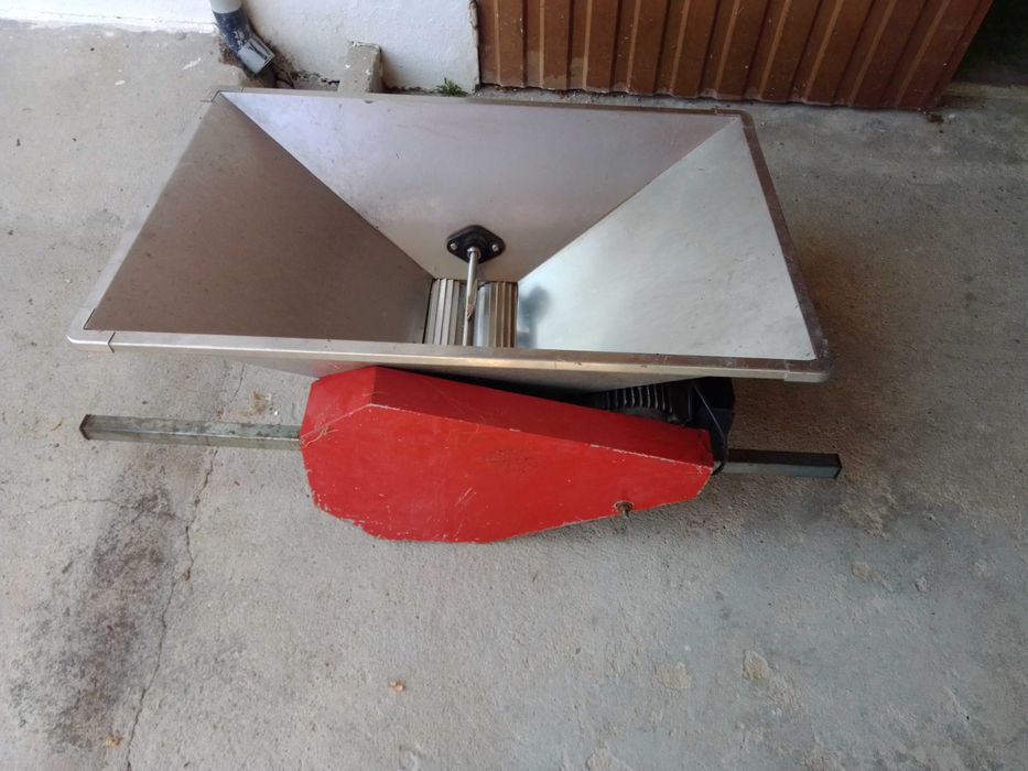 Esmagador de uvas a motor eléctrico.