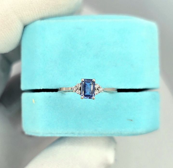 Кольцо с сапфиром и бриллиантами