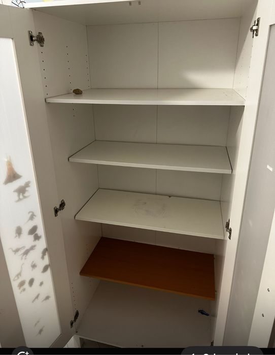 Szafa biala  półkami