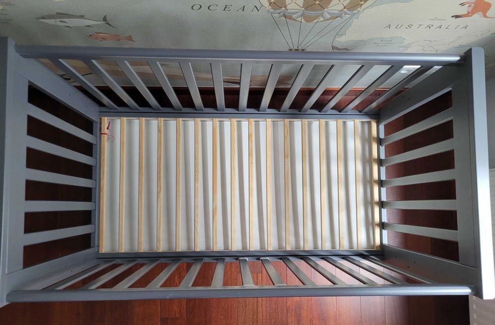 Klupś IWO - szare łóżeczko z szufladą i materacem + komoda