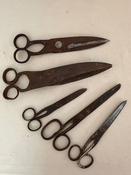 Lote de tesouras e chaves antigas