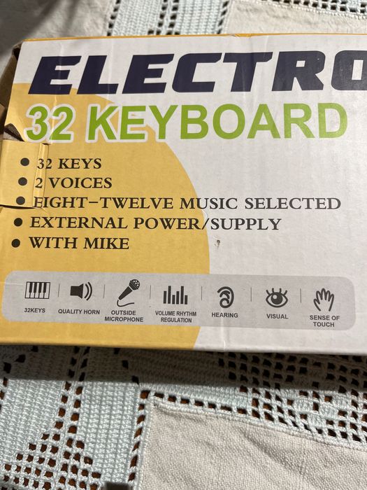 Piano elétrico com 32 teclas