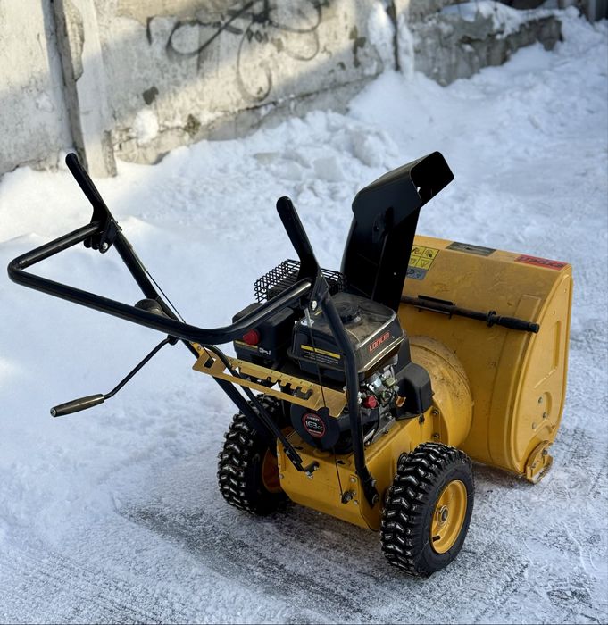 Продам Снігоприбиральну машину