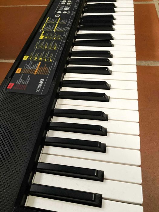 Yamaha PSR-F52 teclado indicado para iniciantes (como novo)