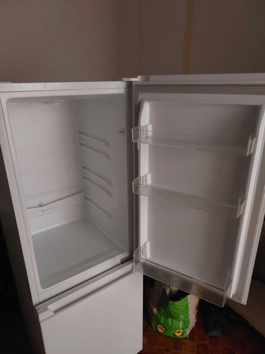 Frigorífico Combinado KUNFT KC9134 WH (Estático - 143 cm - 175 L - Branco) seminova, em muito bom estado. Classe E.