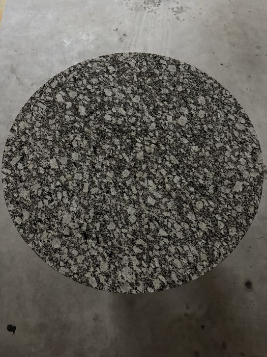 Mesa com tampo em granito