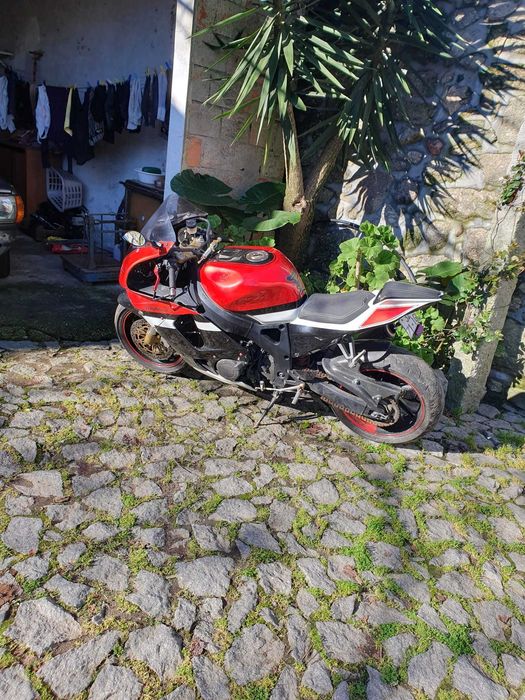 Honda 900 RR em bom estado