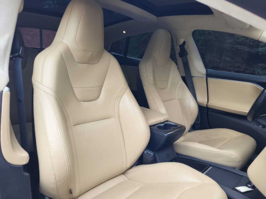 Tesla Model S P85D      2015