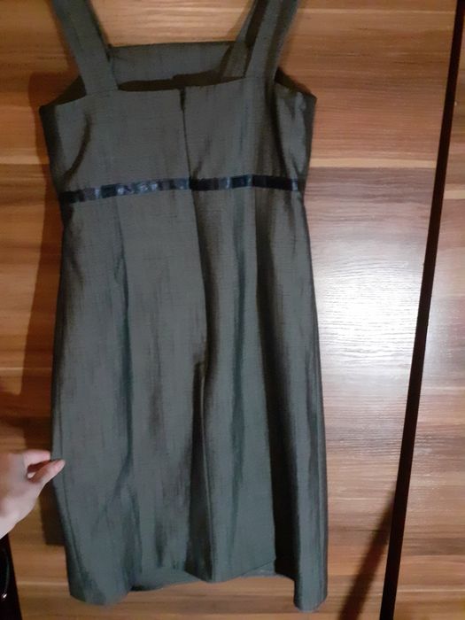 Elegancja sukienka w szarym odcieniu i efektownymi guziczkami