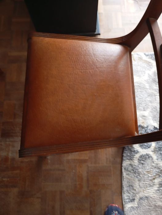 Conjunto Mesa Cadeiras de Pele