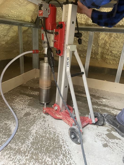 Wiertnica, otwornica, przewierty, wiercenie, otwory w betonie, cegle,