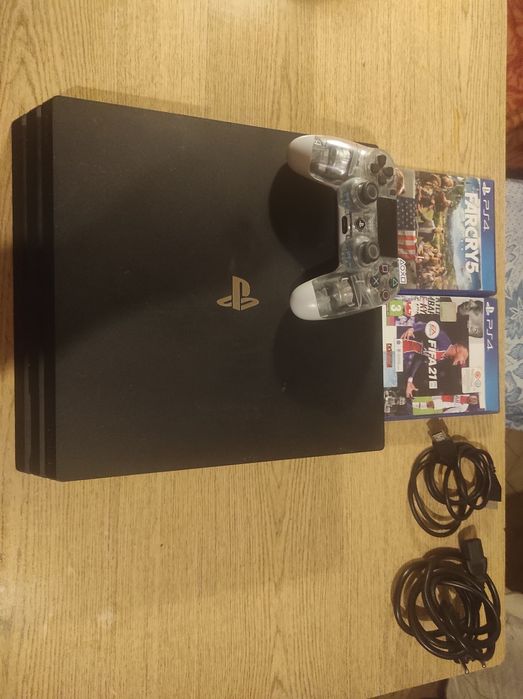Konsola Ps4 Pro 1Tb. Plus pad okablowanie i gry :)