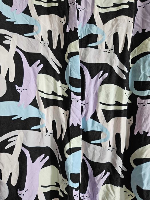 Czarna koszula w koty