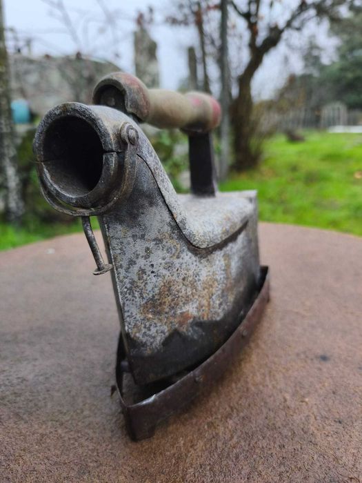 Ferro a carvão vintage completo e bem conservado