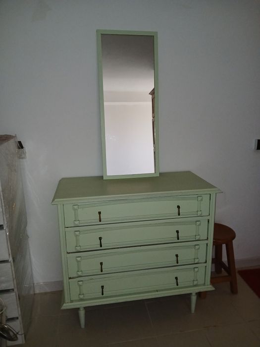Comoda e espelho verde