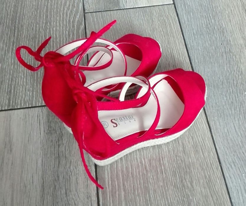 Czerwone zamszowe sandały na koturnie koturny 36 / 37