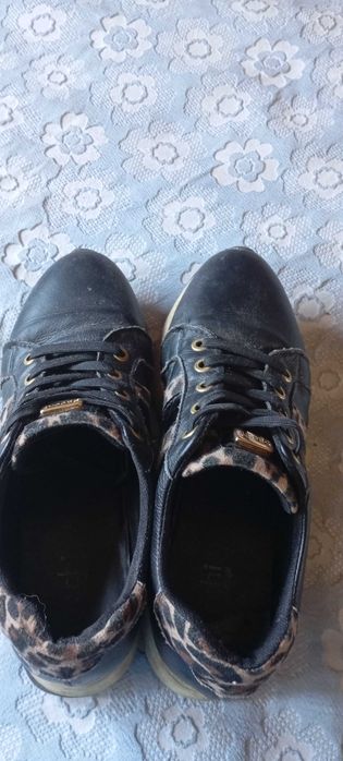 Sapatilhas da marca Secchi, tamanho 38