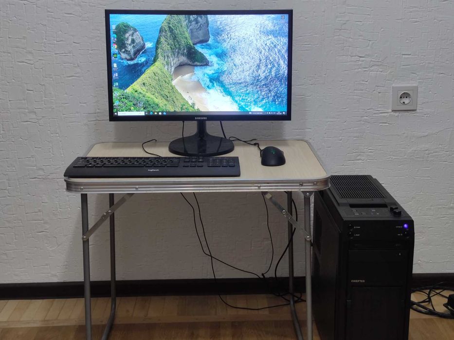 Комп"ютер з монітором, клавіатурою та мишкою