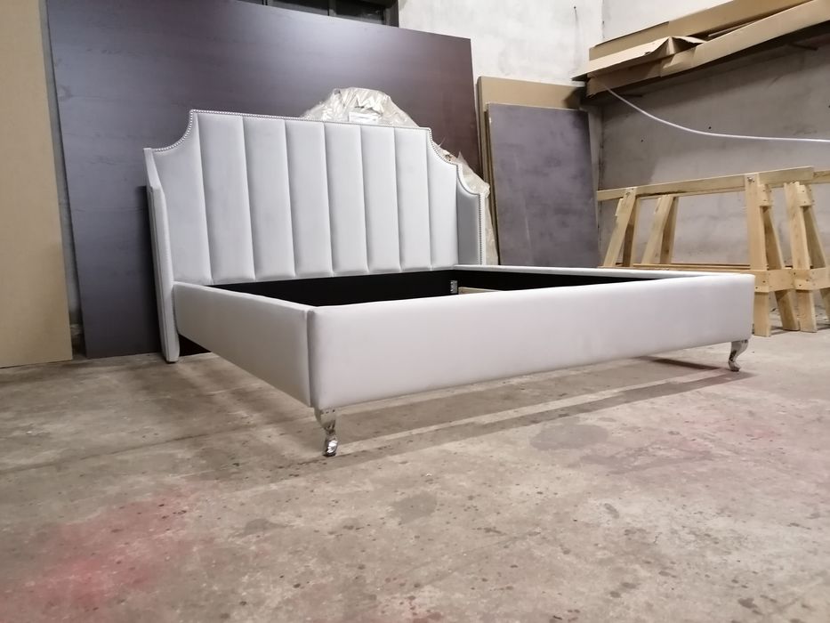 Sypialnia łoże ozdobne pinezki gwoździe łóżko glamour king panele