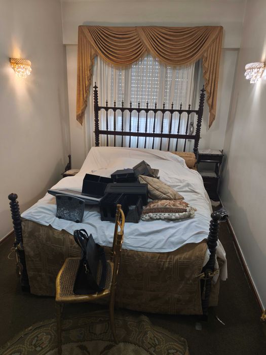 Mobília de Quarto Clássica em Madeira Maciça com Toucador em Mármore e Cama Torneada