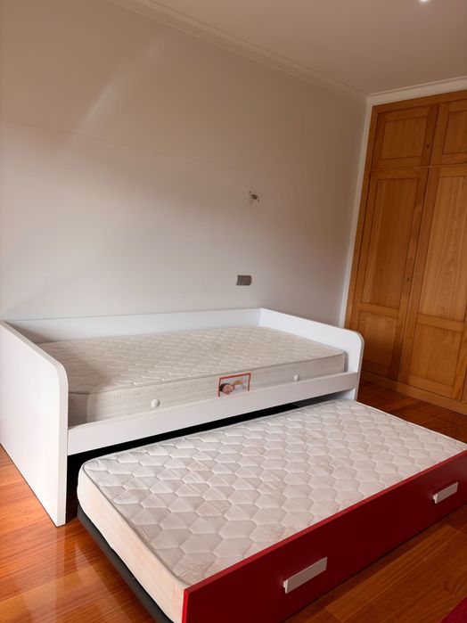 Cama de Solteiro Branca com Gavetão + 2 Colchões (Excelente Estado)