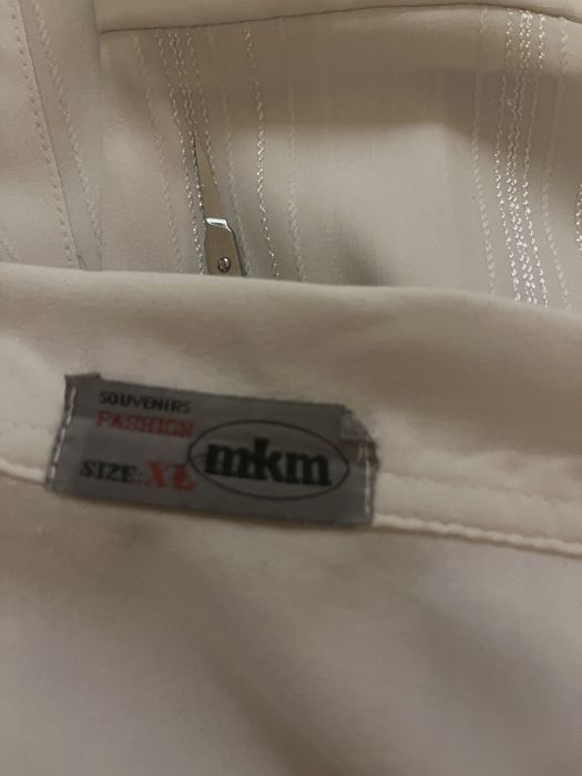 Biała rlegancka bluzka koszulowa z zamkiem