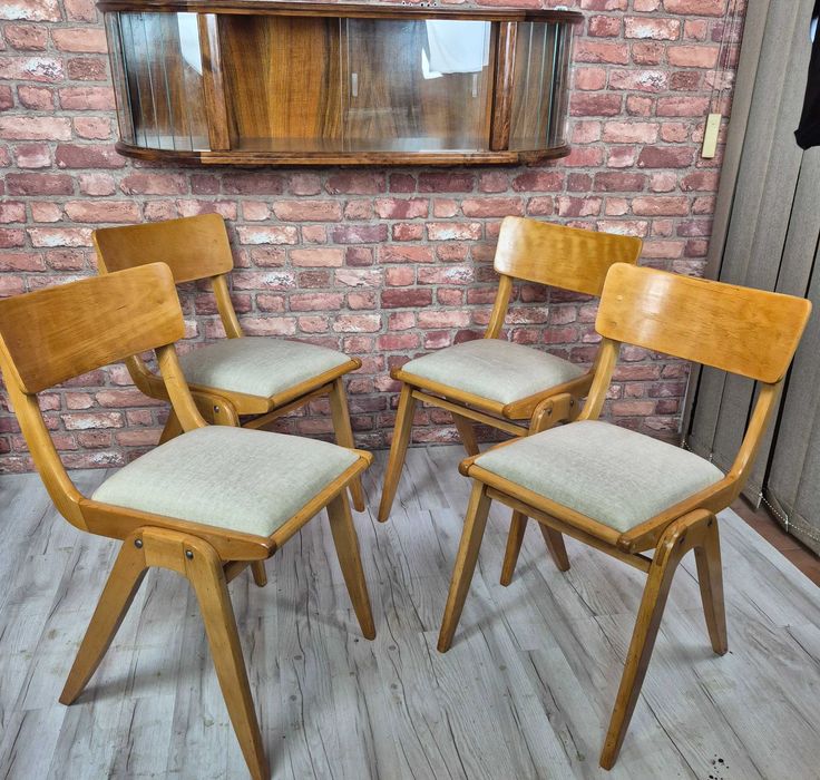Komplet 4 krzeseł Bumerang lata 60 Mid Century po renowacji jasne