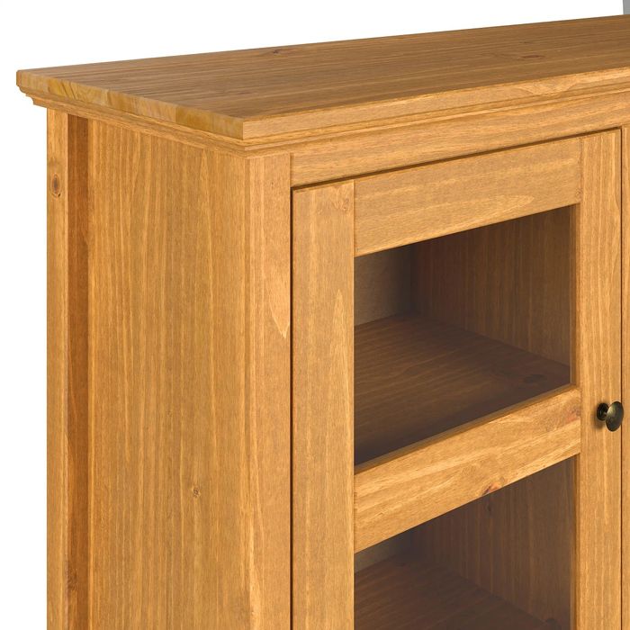 Drewniana nastawka na komodę – klasyczna witryna z półkami