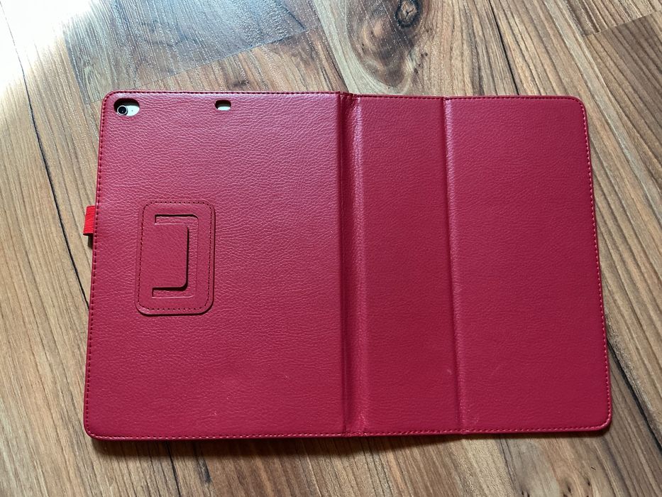Czerwone etui na ipada apple 9,7 cala