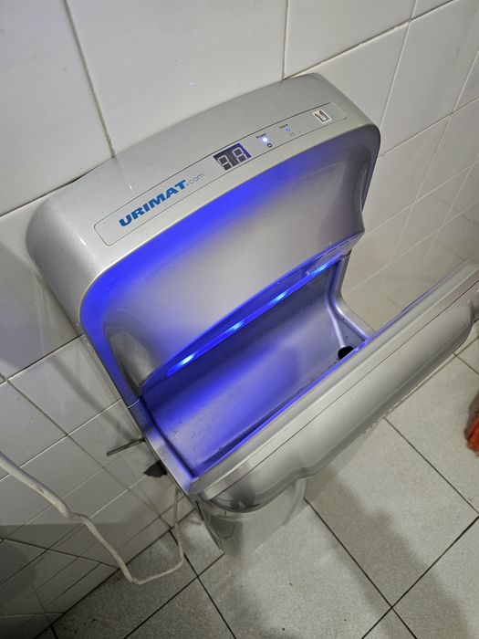 Vendo secador de mãos industrial da marca URIMAT  400.00 euros
