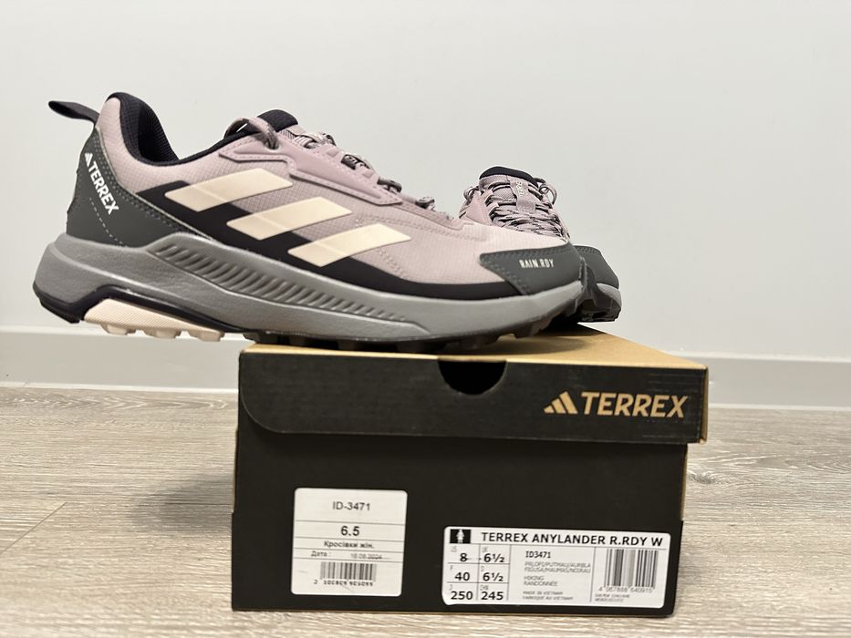 Жіночі кросівкі adidas terrex водовідштовхуючі.