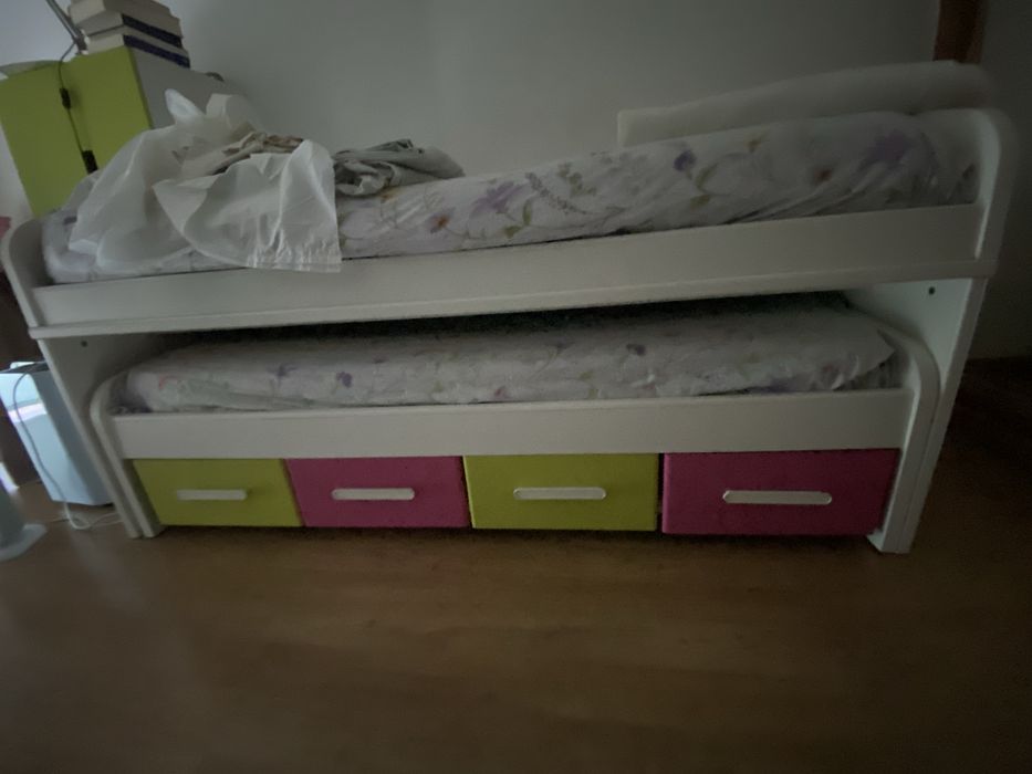 Cama dupla de solteiro 90 x 200, a de baixo  90x190 .