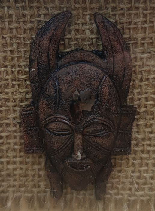 Quadro decorativo vintage com máscaras africanas em madeira