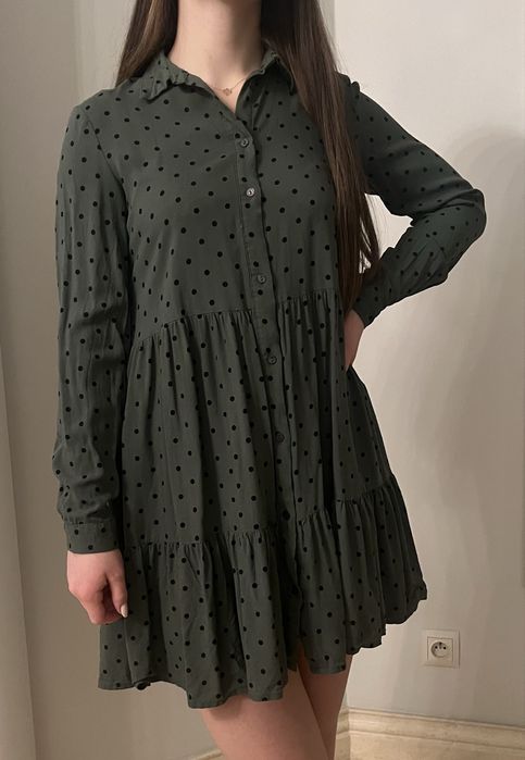 Zielona koszulowa sukienka w kropki Stradivarius