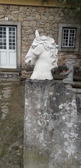 Cabeças de cavalo esculpidas em pedra  50 cm de altura